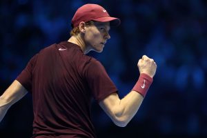 Sinner trionfa su Zverev e conquista la semifinale delle ATP Finals.