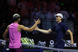 Alcaraz riprende il primo posto superando Sinner: sfida decisiva a Torino!