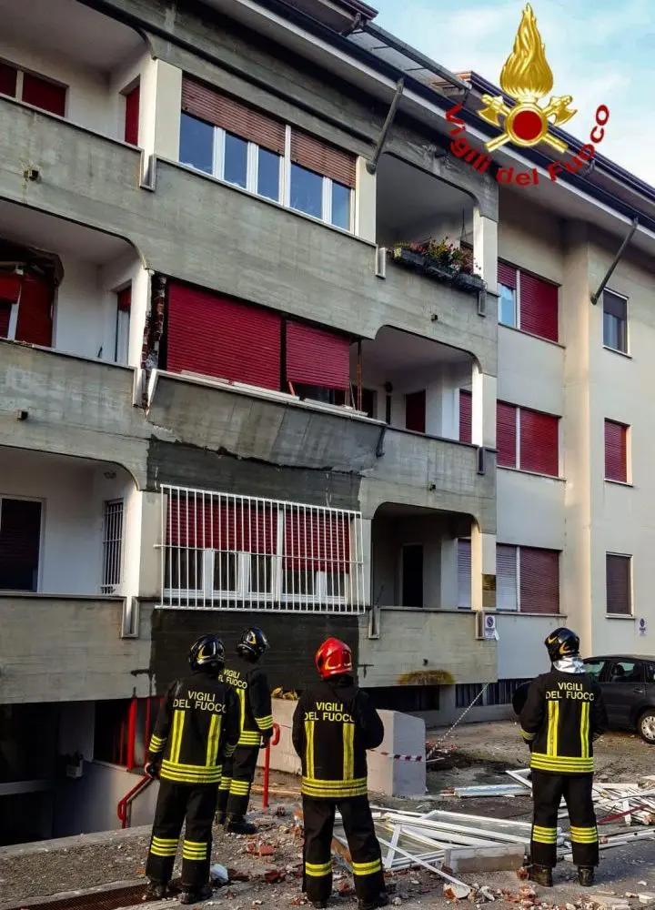 Esplosione in palazzina torinese: grave ferito e evacuazione di tutti gli occupanti.