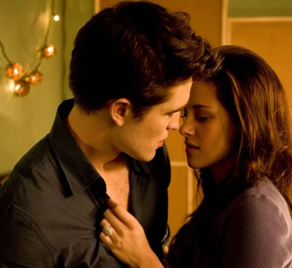Twilight compie 17 anni: il cult che ha riscritto l’amore teen torna a far sognare
