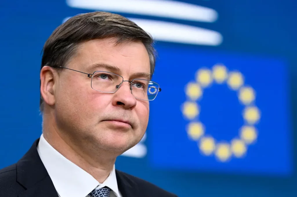 Dombrovskis: il deficit italiano scende sotto il 3%, secondo le previsioni Ue