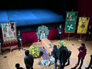Milano saluta Ornella Vanoni: migliaia al Piccolo Teatro Grassi, foto e video emozionanti