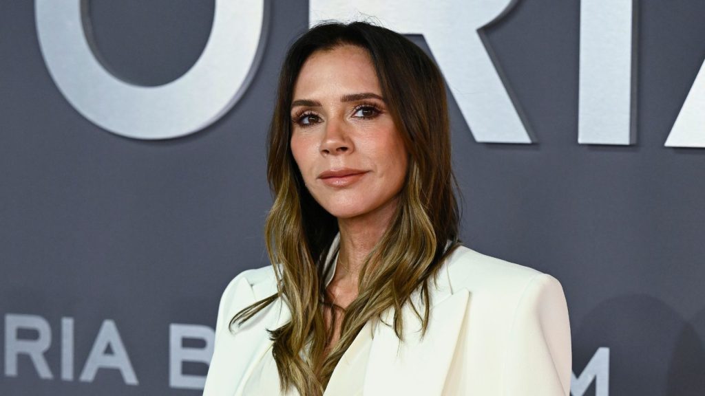 Victoria Beckham reinventa l’iconico little black dress: ecco i segreti del suo stile.