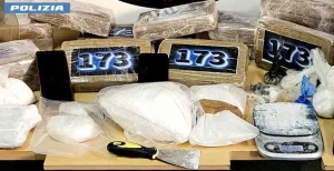 Maxi sequestro di droga a Roma: padre e figlio catturati con 36 kg di cocaina.