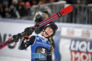 Mikaela Shiffrin trionfa nello slalom di Levi, le italiane restano indietro.
