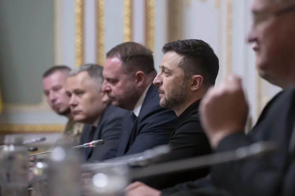 Zelensky licenzia il Capo di gabinetto in risposta a un grave scandalo di corruzione in Ucraina.