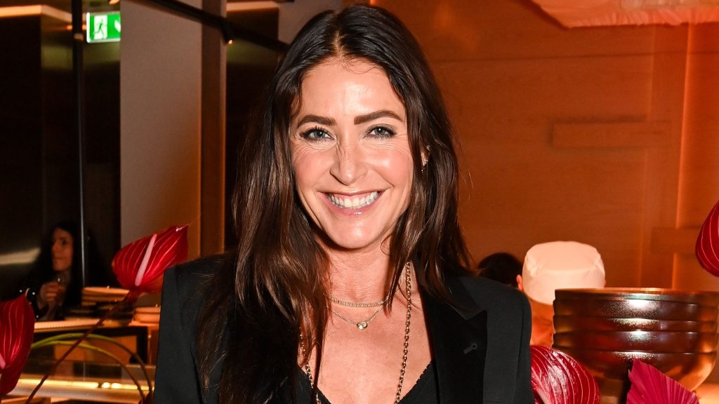 Rinnova il tuo stile festivo con il maglione decorato di Lisa Snowdon.