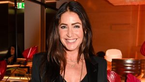 Rinnova il tuo stile festivo con il maglione decorato di Lisa Snowdon.
