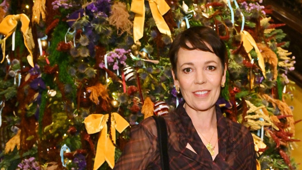 Olivia Colman incarna il trend heritage: un look iconico e sofisticato per questa stagione.