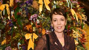 Olivia Colman incarna il trend heritage: un look iconico e sofisticato per questa stagione.