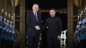 Zelensky a Erdogan: “Solo Trump può fermare la guerra”. Peskov: “Disponibili ai negoziati”.