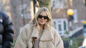 Sienna Miller: jeans bianchi, cappotto fluffy e stivali chunky, must-have per l’inverno.