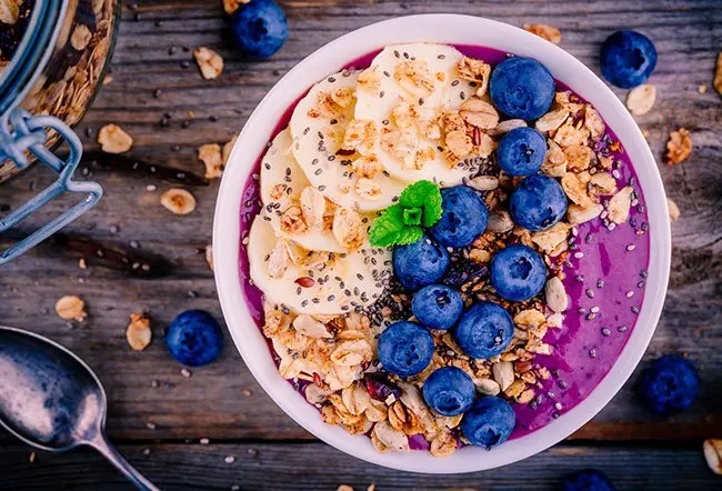 Acai e perdita di peso: benefici reali e cosa sapere prima di usarla