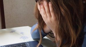 Burocrazia e salute: docente malato trasferito d’ufficio nonostante possibilità di rimanere