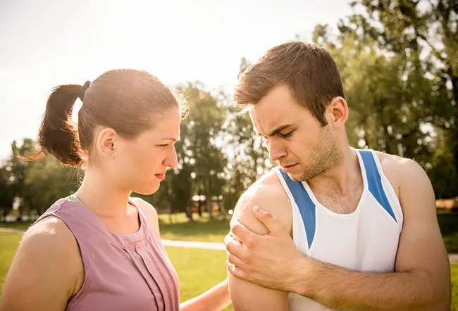 Il termine "muscolo tirato" viene spesso usato per indicare una contrattura o una contrazione...