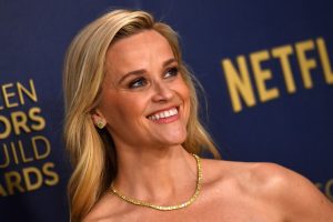 Reese Witherspoon sfoggia un vestito Victoria Beckham con un dettaglio trend di stagione.