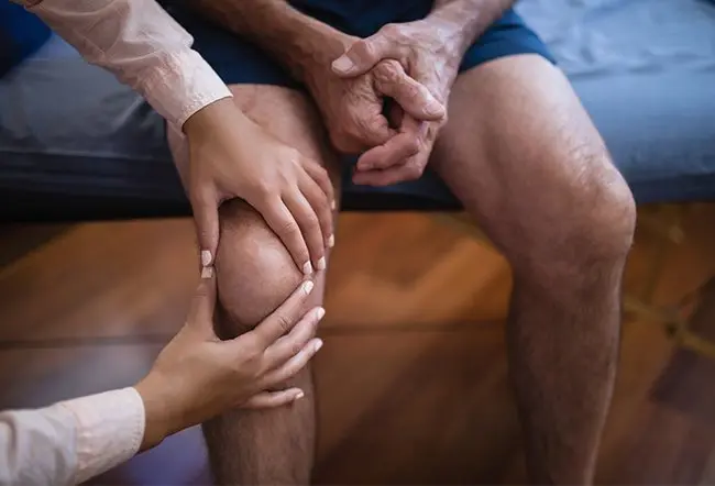 Tempi di guarigione, sintomi e cure per ginocchio iperesteso