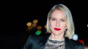 Naomi Watts: l’outfit perfetto con blazer sartoriale e dress con paillettes per le feste.