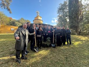 Fiasconaro celebra le Madonie nei Giardini Vaticani con due frassini simbolici piantati.