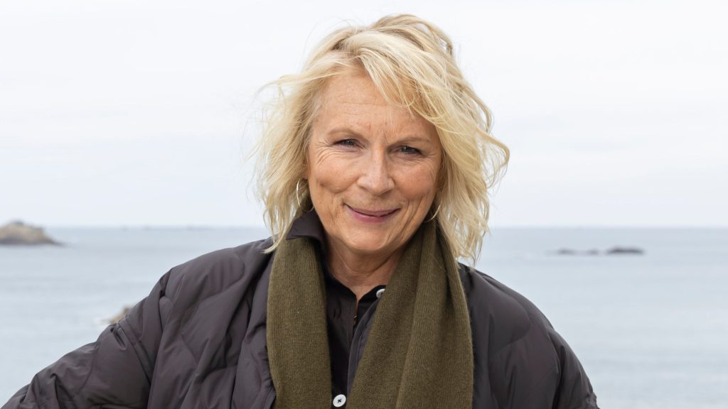 Jennifer Saunders: pantaloni dritti e giacca trapuntata, alternativa chic ai skinny jeans.