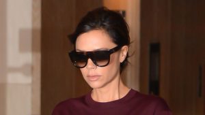 Victoria Beckham: l’eleganza senza tempo del burgundy e grigio, sempre alla moda.