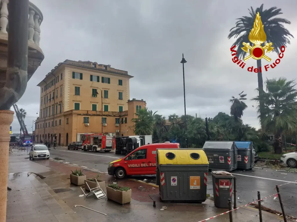 Maltempo in Liguria: esondazioni a Genova, false notizie su tre dispersi.