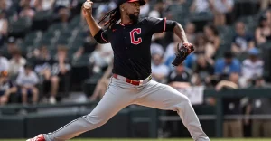 Lanciatore dei Cleveland Guardians accusati di truffa nei scommesse online.