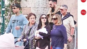 Giulia De Lellis e Tony Effe: dolce passeggiata con Priscilla e le nonne.