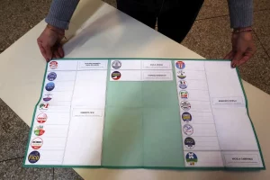Elezioni oggi e domani in Campania, Puglia e Veneto: urne aperte per il voto.