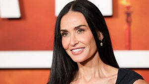 Demi Moore reinventa il classico LBD con un audace design in pelle, sempre trendy.