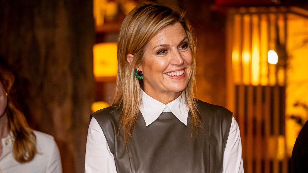 Regina Maxima ripropone il mio outfit autunnale preferito della Duchessa Sophie con una camicia bianca