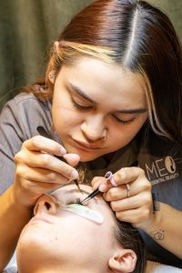 8 Tecniche di Miglioramento per Ciglia e Sopracciglia da Masterizzare per Studenti di Bellezza