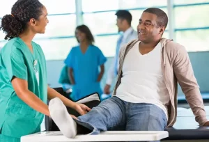 Tempi di guarigione di una gamba rotta: quanto dura il recupero completo