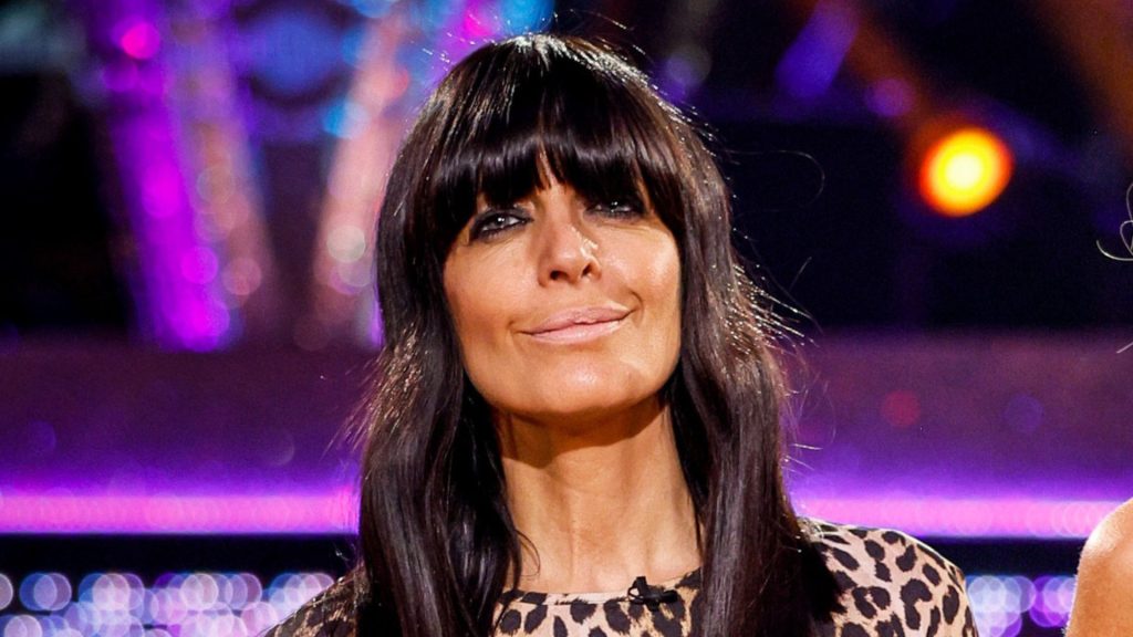 Claudia Winkleman mostra come il leopardato rimanga trendy con un vestito low-cost irresistibile.