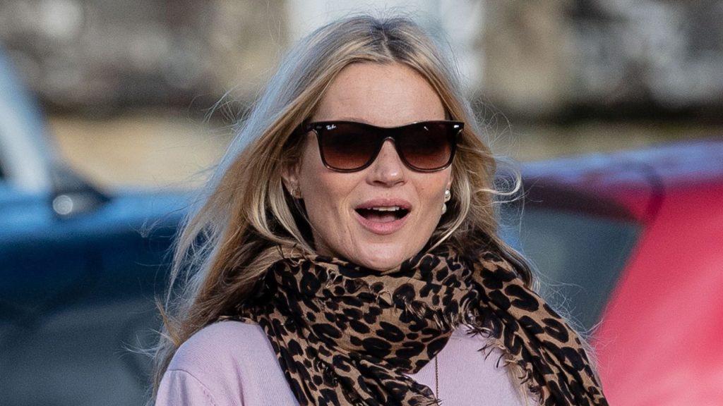 Kate Moss’ stylish wellies: a winter essential and a favorite of Kate Middleton.