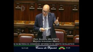 Valditara: “Vergognatevi, sfruttate i femminicidi nell’educazione affettiva” –  VIDEO esplosivo alla Camera.
