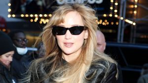 Jennifer Lawrence reinventa il trend controverso di indossare un vestito sopra i jeans.