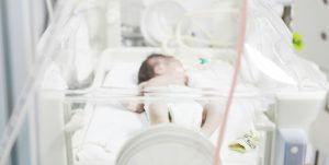 Neonata salvata dal water a Ciriè: si indaga per tentato infanticidio.