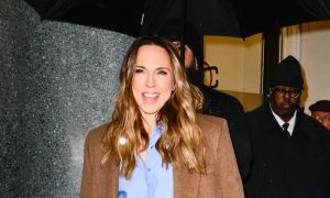 Mel C sfoggia l’inaspettata combinazione di colori: blu brillante e marrone mocha per l’inverno.
