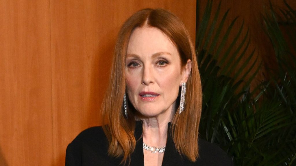 Julianne Moore dimostra che l’intramontabile little black dress è l’outfit perfetto per ogni festa.