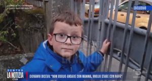 Giovanni, il bimbo che non vuole lasciare papà: video toccante emoziona il web.