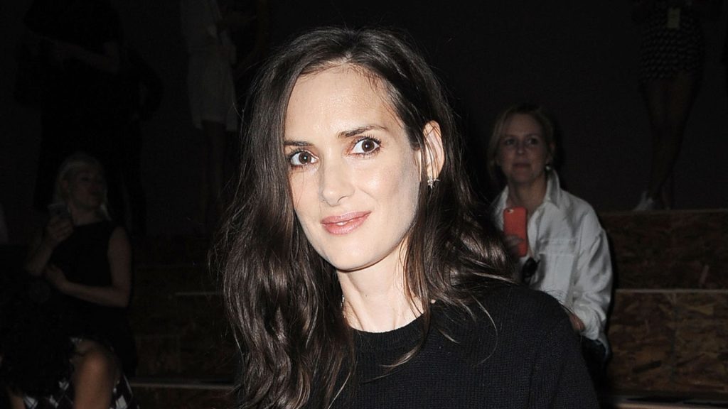 Il maglione grafico di Winona Ryder dimostra che i trend knitwear ritornano sempre.