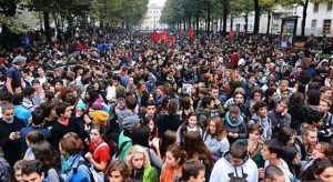 Protesta studenti a Roma: lancio di bottiglie contro scuola e didattica obsoleta.