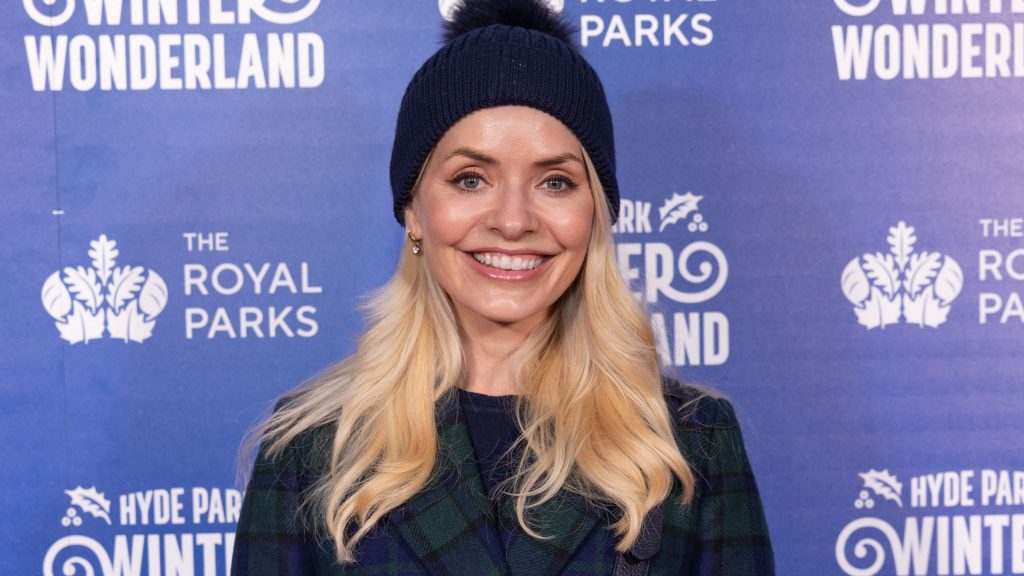Holly Willoughby brilla a Winter Wonderland con cappotto a quadri e borsa Aspinal scontata.
