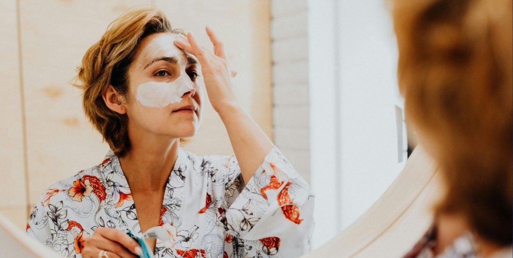 Skincare in menopausa: scopri come prendersi cura della pelle durante questa fase.