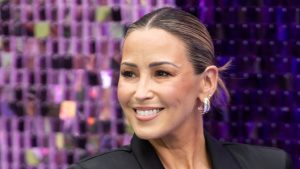 Il look in suede e pelle di Rachel Stevens: l’outfit da avere questo autunno