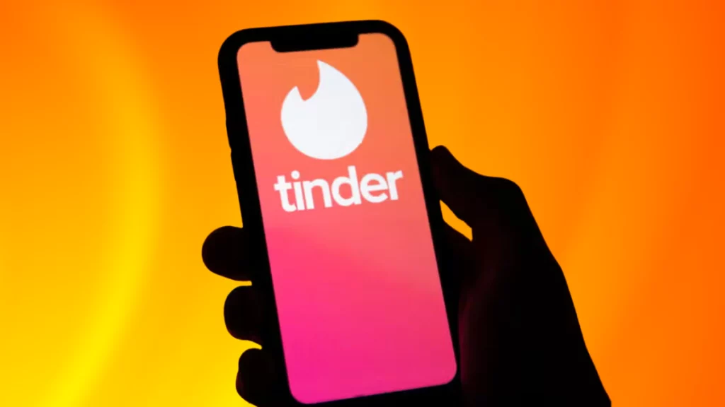 Tinder sfrutta l’AI per conoscere meglio gli utenti attraverso le loro foto nella galleria.
