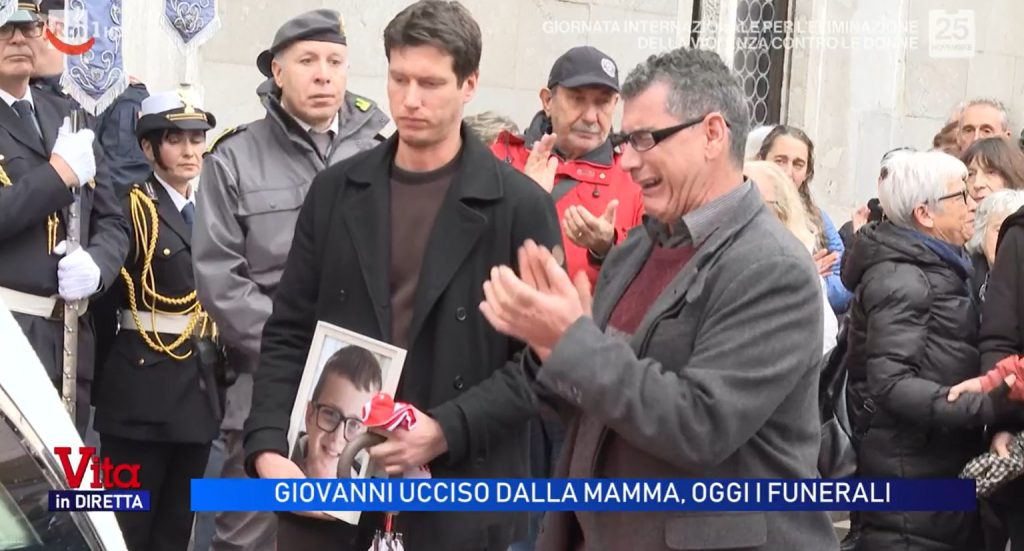 Il papà di Giovanni piange al funerale, chiedendo scusa per non averlo protetto.