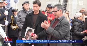 Il papà di Giovanni piange al funerale, chiedendo scusa per non averlo protetto.