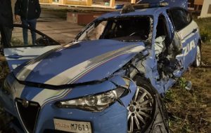 Tragico incidente nel Napoletano: poliziotto deceduto, un altro in terapia intensiva, automobilista arrestato.
